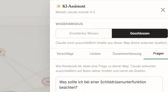 Der KI-Assistent in Mirari: Der Wissensmodus steht auf „Geschlossen“, daneben ließe sich „Erweitertes Wissen“ wählen. Darunter der Satz „Mirari nutzt ausschließlich Inhalte aus dieser Map (keine externen Quellen)“ und ein Feld für die Frage.